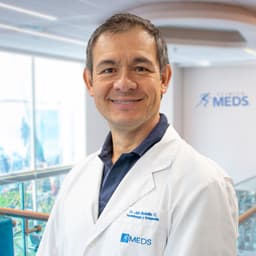 Julio Botello, fellowship faculty at Clínica MEDS