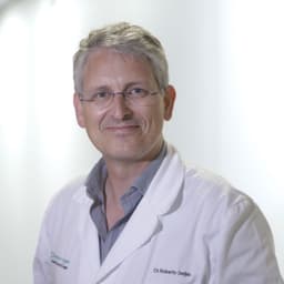 Roberto Seijas, fellowship faculty at Instituto Cugat